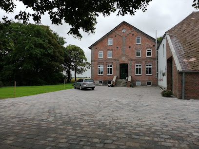 Hof zwischen den Deichen